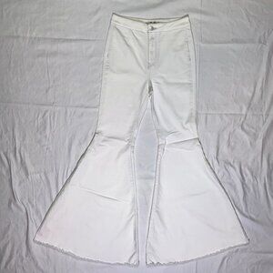 Free People "Just Float On" Super Flare White Jeans – Size 28 (US) / 10 (UK)